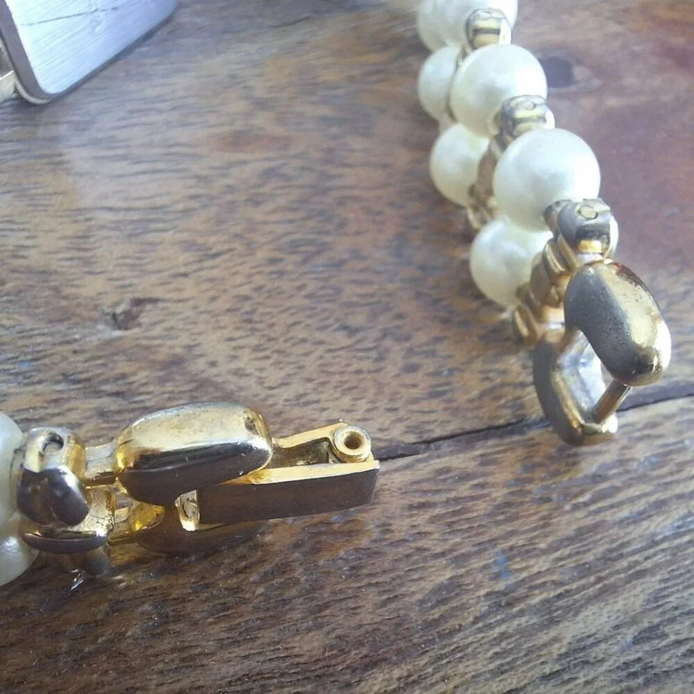 Vanity Fair Watch Quartz Gruen Faux Pearl‎ Vintage Costume